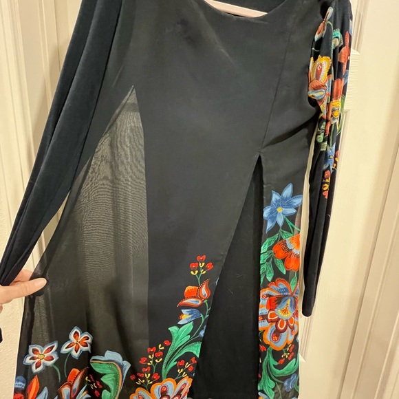 Knee length dress with sheer printed covering - Picture 2 of 7